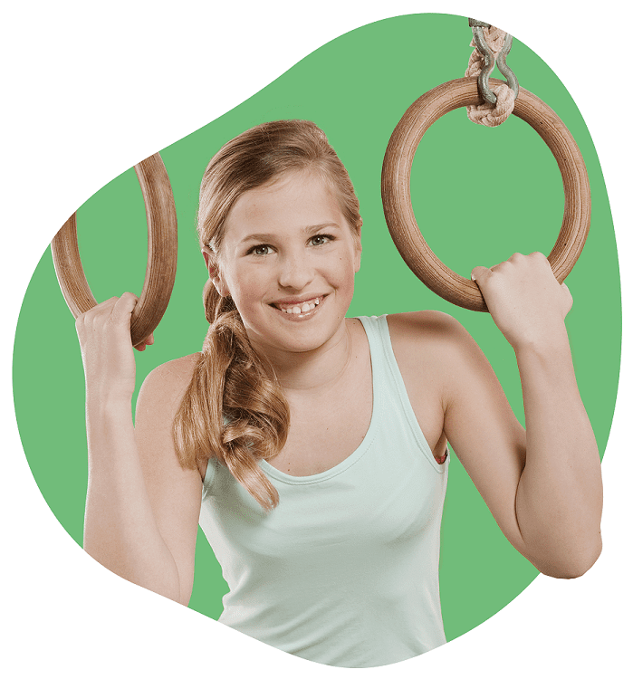 Meisje met ringen in groene blob