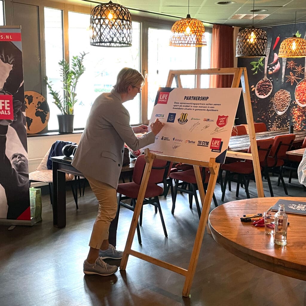 Carla Maessen ondertekent het convenant Life Goals Apeldoorn namens Accres.