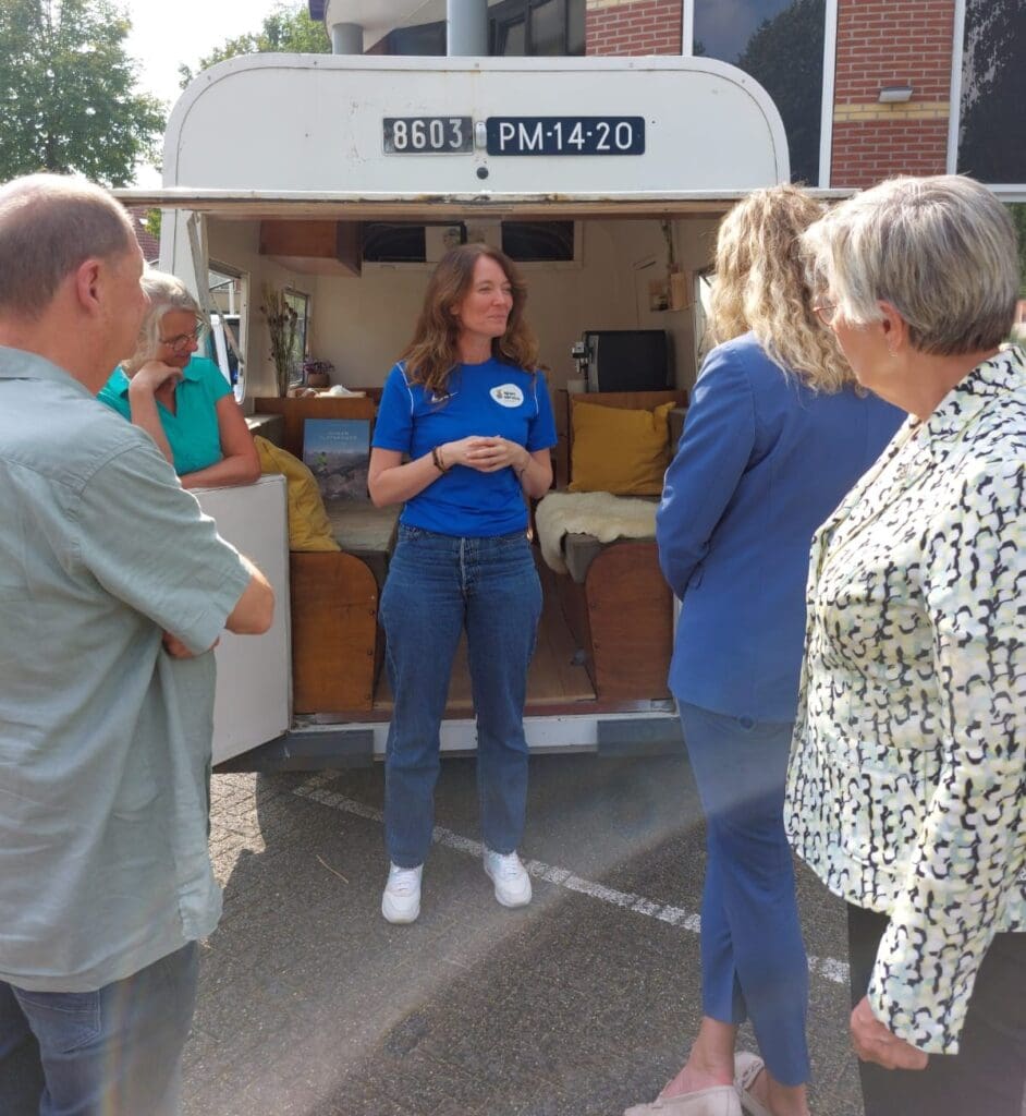 Kitty Glazenburg ligt de inzet van haar mobiele huiskamer toe aan Vicky Maeijer