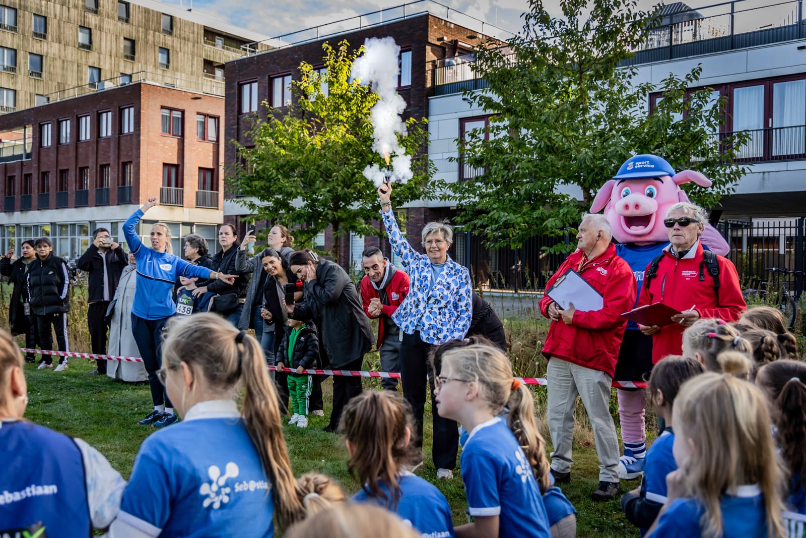 Wethouder Anja Prins verzorgt startschot tijdens de 10e editie Kidsrun Apeldoorn
