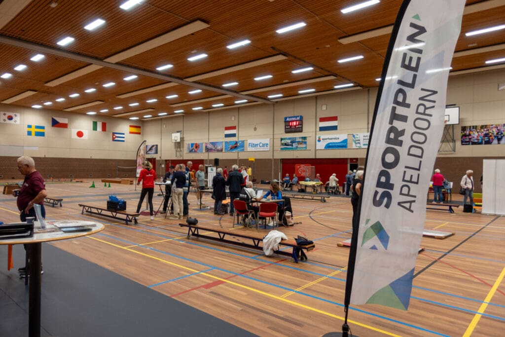 Een deelnemer speelt een potje tennis