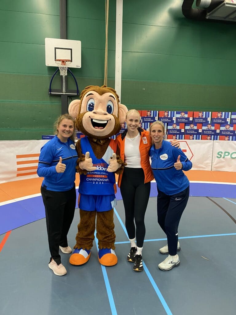 Binnie en Laura met Marije van Hunenstijn en mascotte Champ!