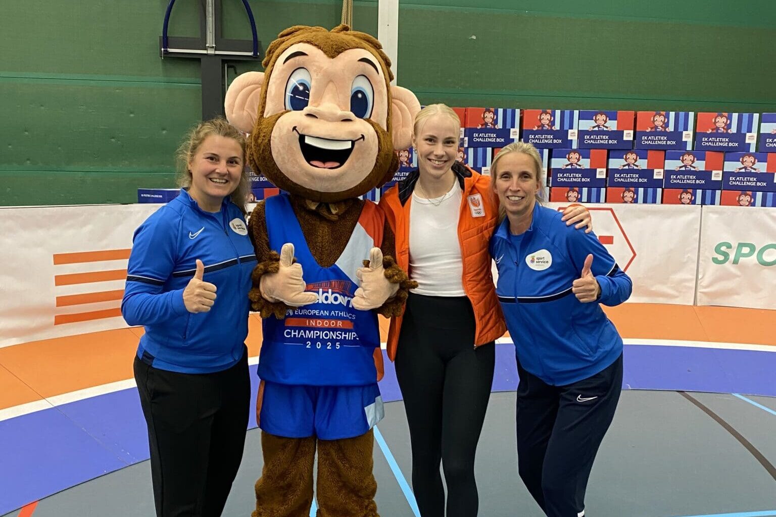 Van links naar rechts: Laura, mascotte Champ, Marije van Hunenstijn en Binnie