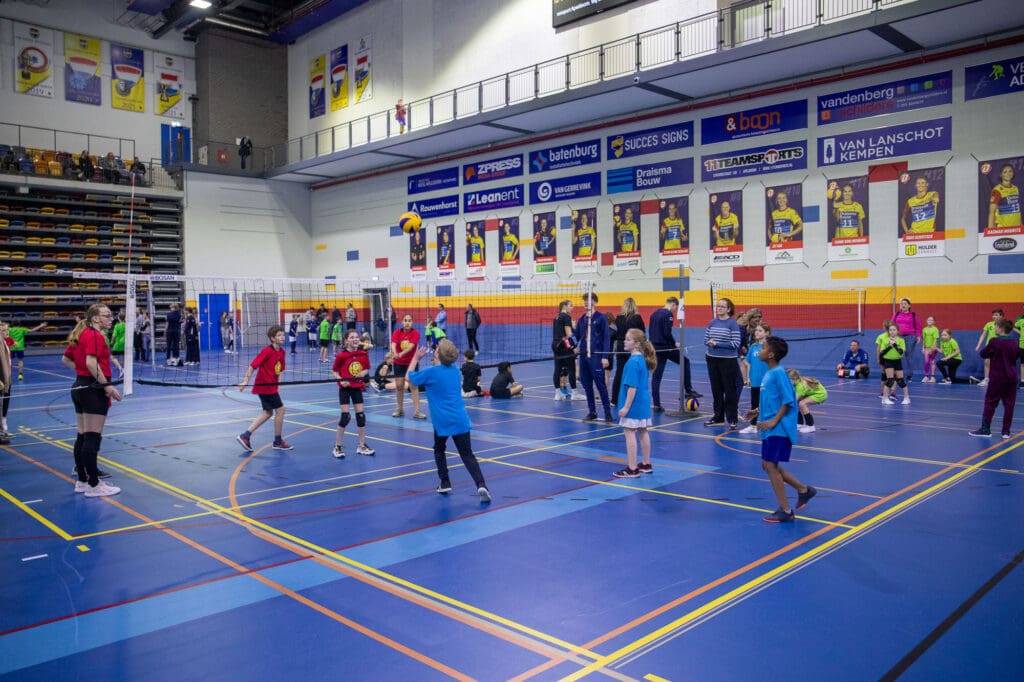 Onder het toeziend oog van de Dynamo selectie werd gestreden om de prijzen tijdens het Schoolsport Volleybaltoernooi