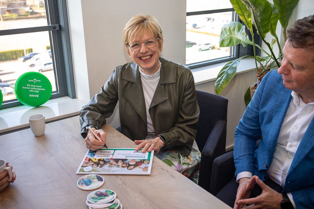 Directeur van Accres, Carla Maessen, ondertekent het convenant met Univé