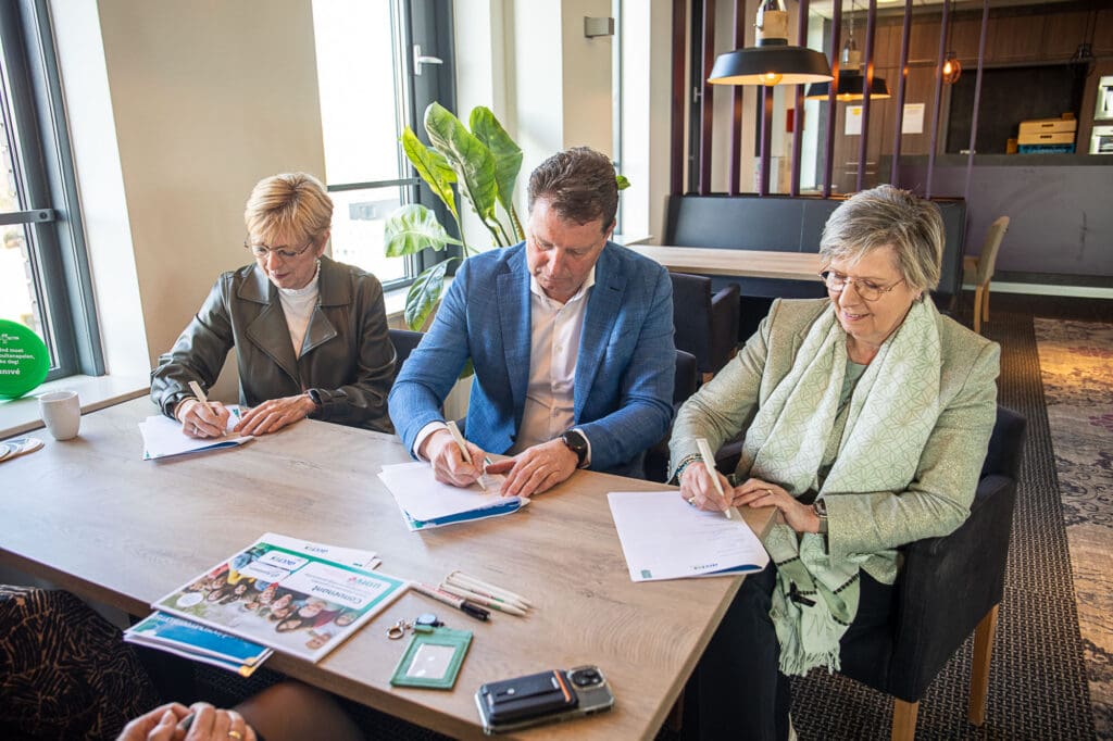 Ondertekening convenant Univé, Accres en Gemeente Apeldoorn