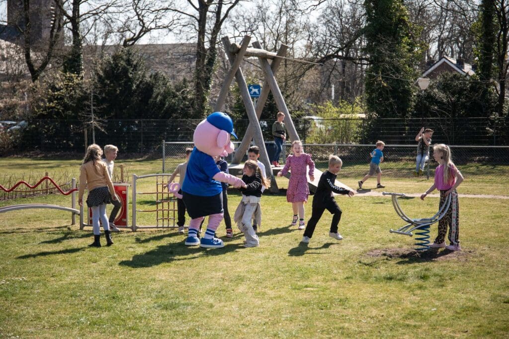 Sport Binky doet een dansje met een kind uit de buurt