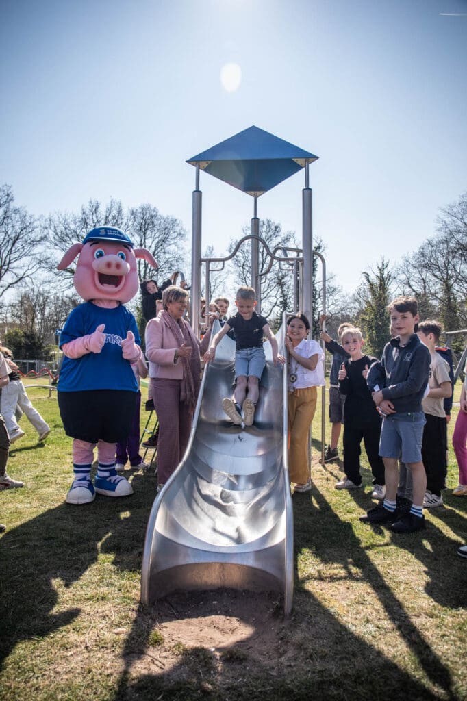 Sport Binky, wethouder Anja Prins en Kinderburgemeester Sara openden de nieuwe speeltuinen in Apeldoorn Zuid