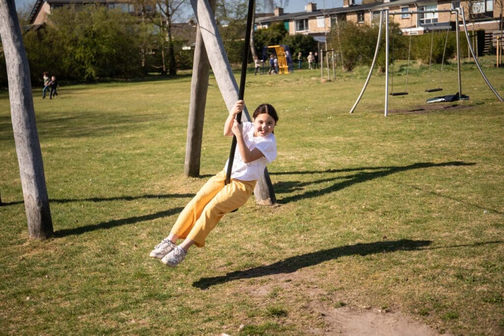 Kinderburgemeester Sara probeert een kabelbaan in één van de nieuwe speeltuinen in Apeldoorn Zuid