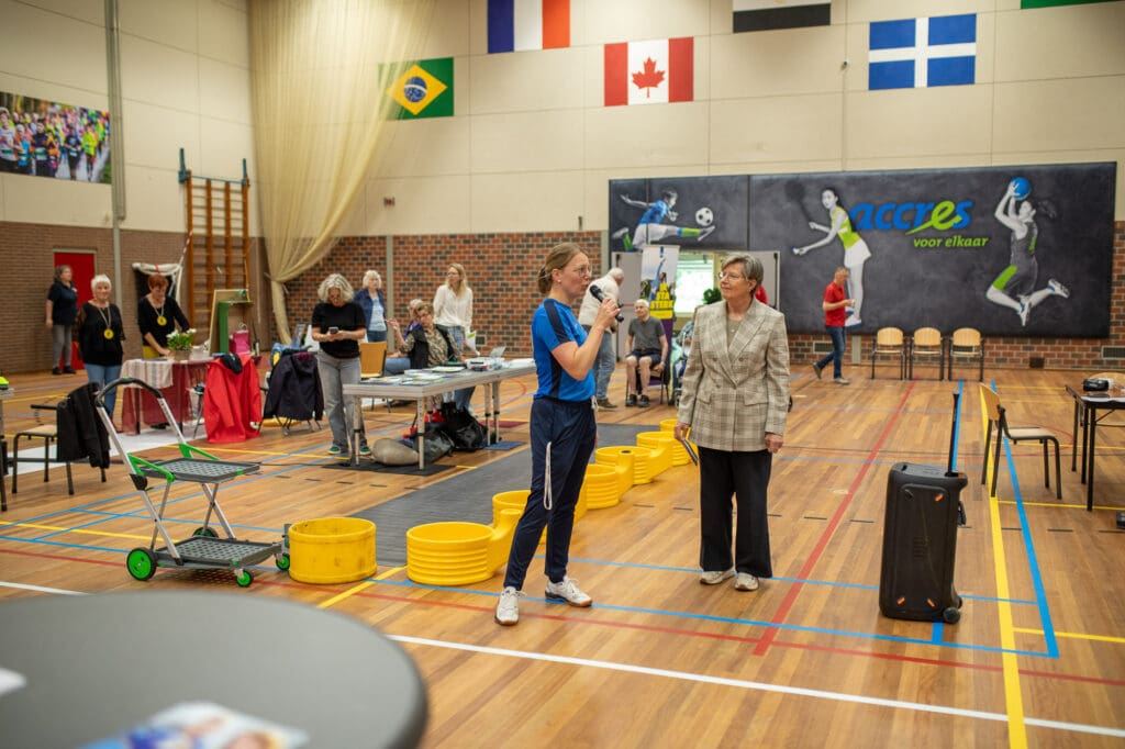 Wethouder Anja Prins en Michèle Seton openen de Vitaliteitsdag 2025 in Sporthal Mheenpark