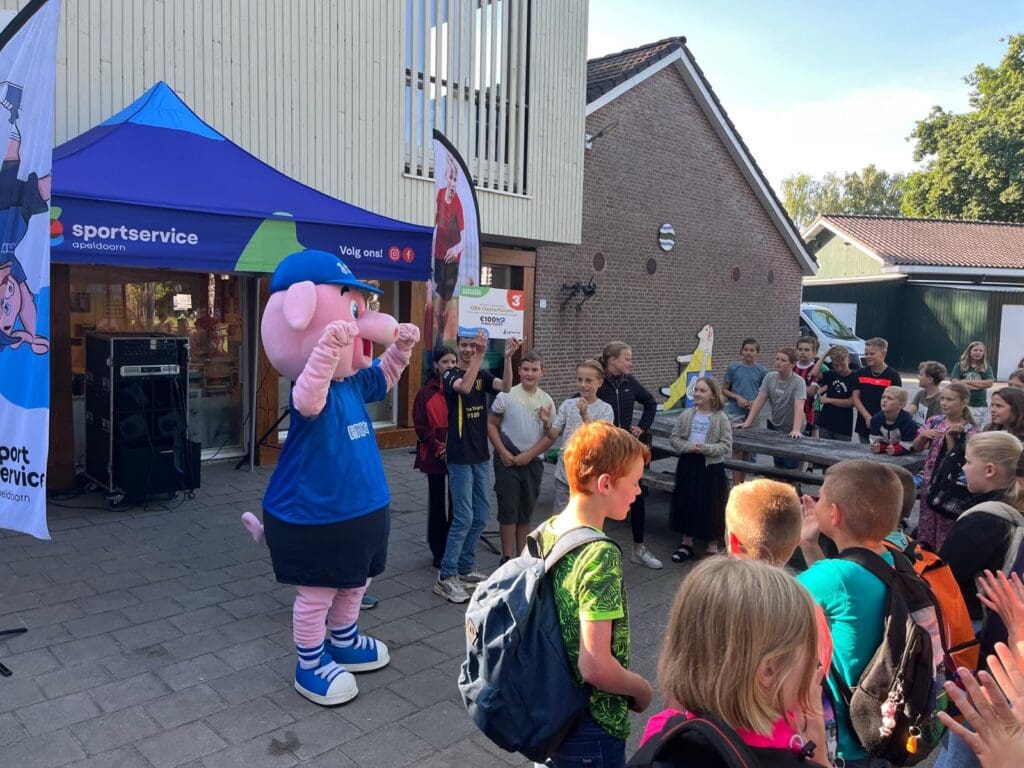 Huldigingen door heel Apeldoorn met Sport Binky