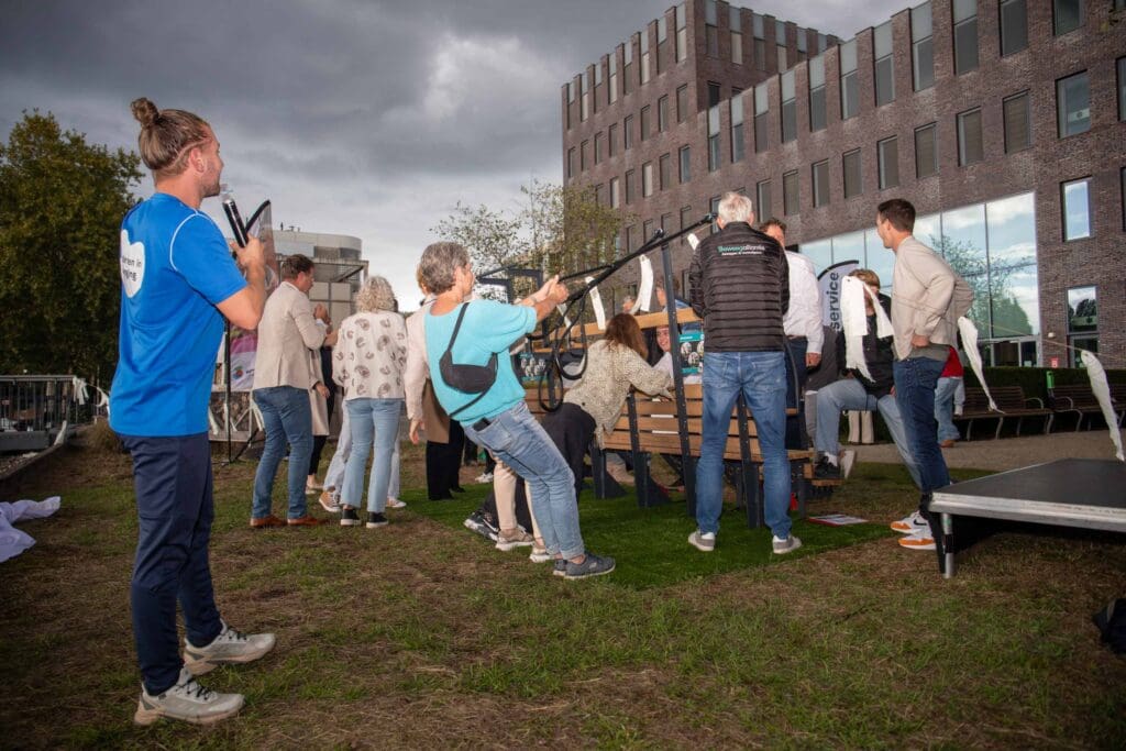Aanwezigen proberen de eerste Beweegbank van Apeldoorn uit