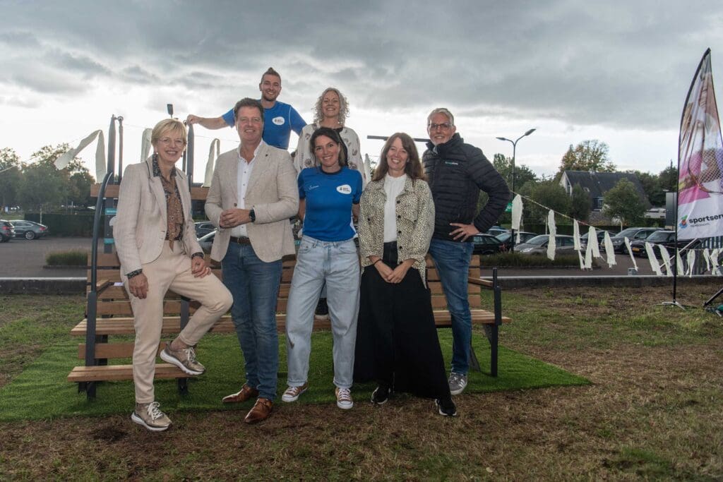 Van links naar rechts: Carla Maessen (directeur Accres), Pieter-Jan Varekamp (Voorzitter directieteam Univé Stad en Land), Jelle van Dillen, Joanne Bels, Laura van Wolfen (Coördinator Ledenorganisatie Univé Stad en Land), Kitty Glazenburg en Erik Lenselink (programmadirecteur Beweegalliantie)