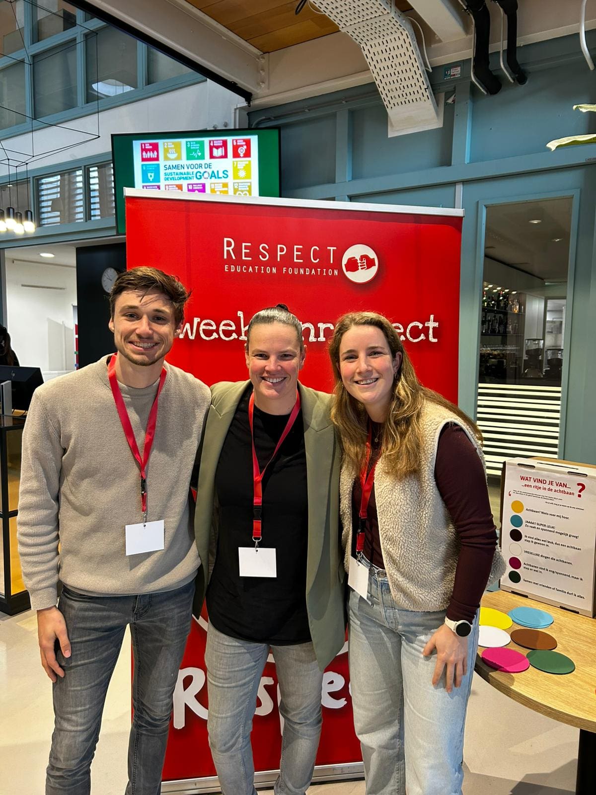 Collega's bij de opening van de Week van Respect in Den Haag om lesmethode FairPlay te vertegenwoordigen