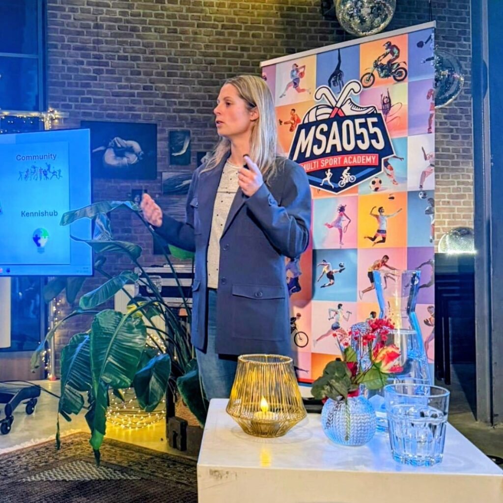 Jisca Docters, coördinator Topsport & Talentontwikkeling bij Sportservice Apeldoorn spreekt de aanwezigen toe.