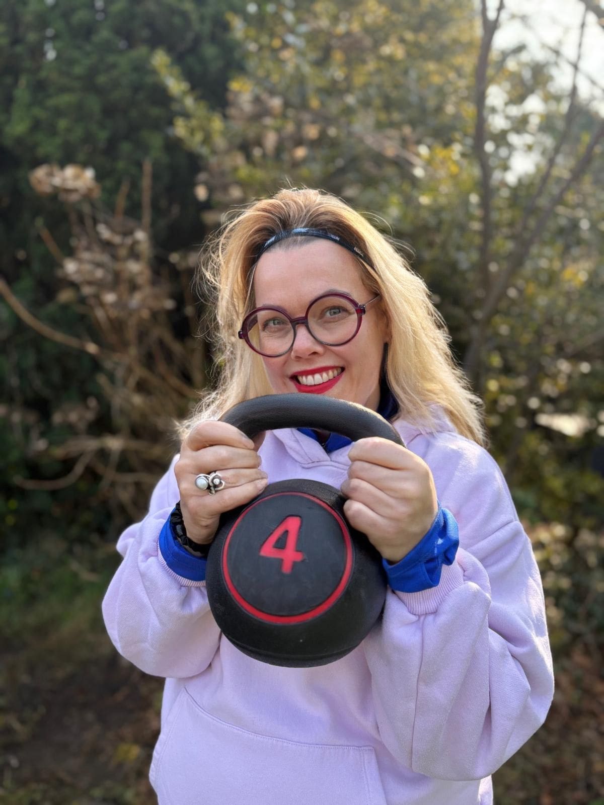 Vrouw houdt dumbell vast