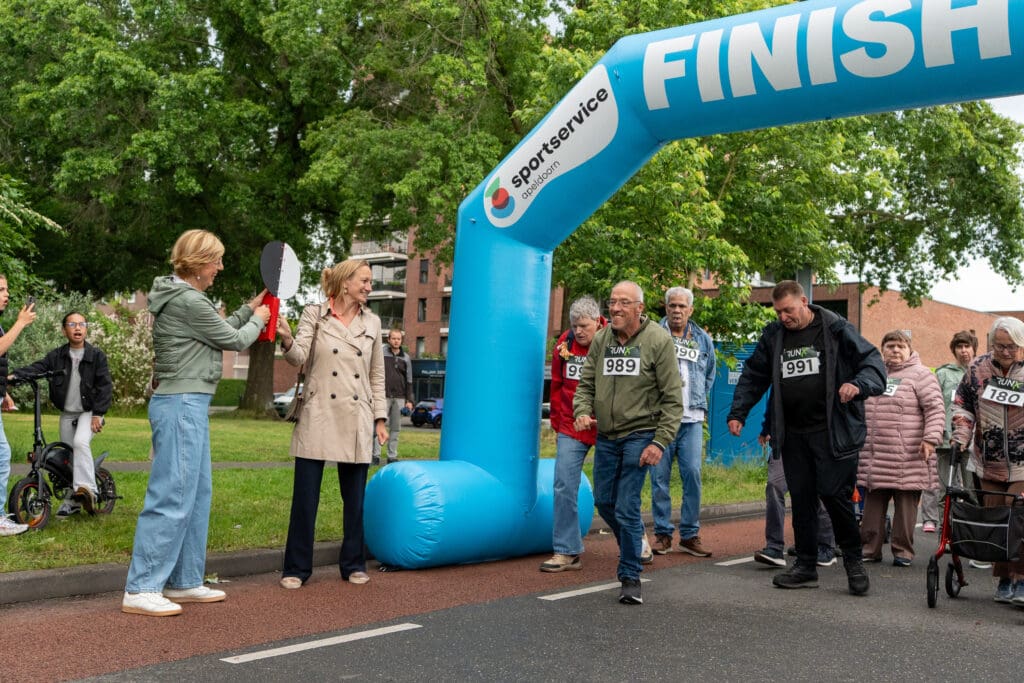 Wethouder Myrthe Kuiper en Carla Maessen (directeur Accres) bij de Asselse Mijl