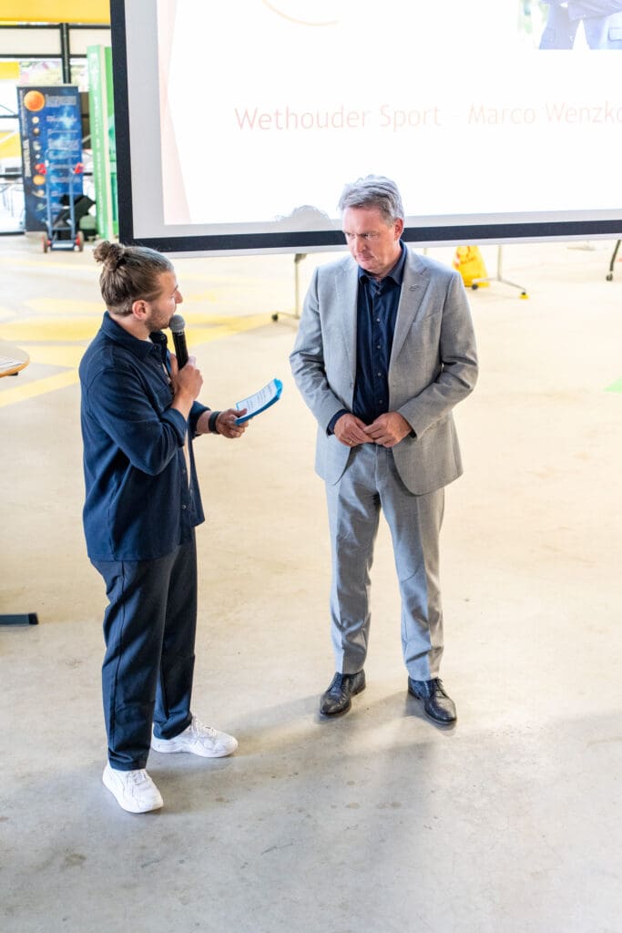 Wethouder Marco Wenzkowski spreekt aanwezigen toe bij opening van het Sportcafé